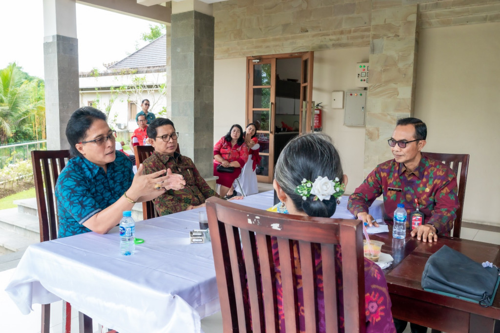 Bupati Giri Prasta Serahkan SK Bantuan Hibah Sapi Kelompok Ternak Nandi Bhandana Giri